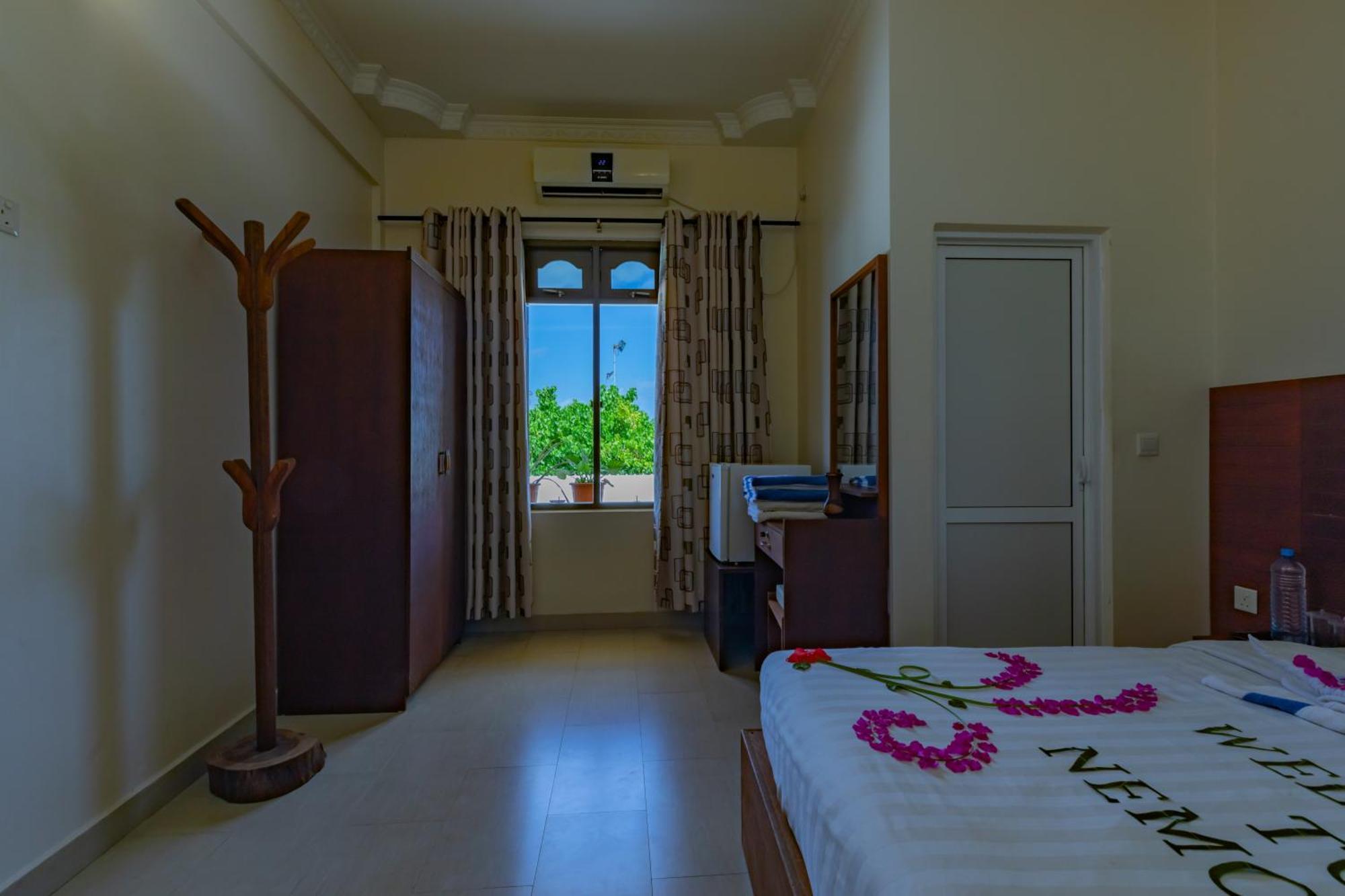 Nemo Inn Omadhoo Exterior photo